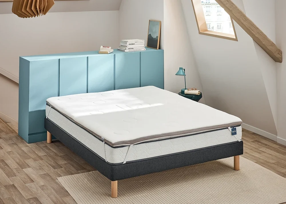 Surmatelas Bultex MEMOPOWER de 5 cm installé sur un lit