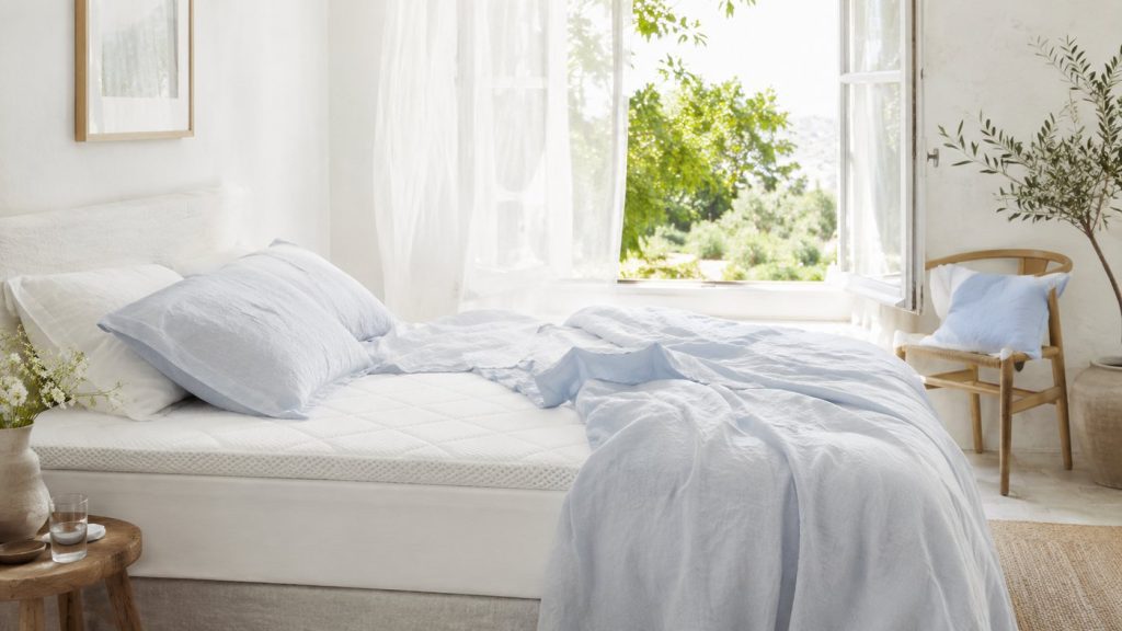 Lit aéré avec surmatelas respirant pour dormir moins chaud
