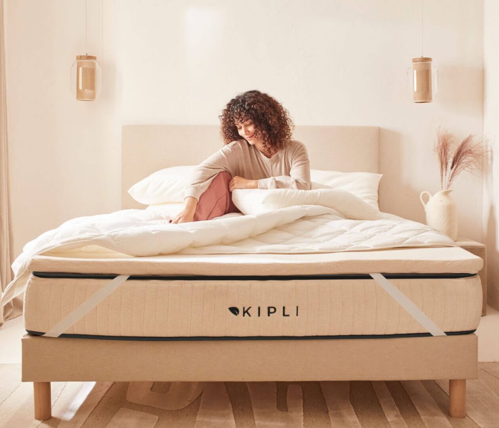Surmatelas Kipli en latex naturel sur un lit
